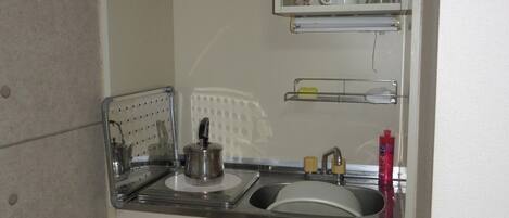 Jääkaappi, mikroaaltouuni, liesi, keittoastiat/astiat/ruokailuvälineet