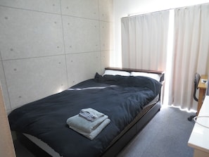 Skrivebord, wi-fi (inkludert) og sengetøy