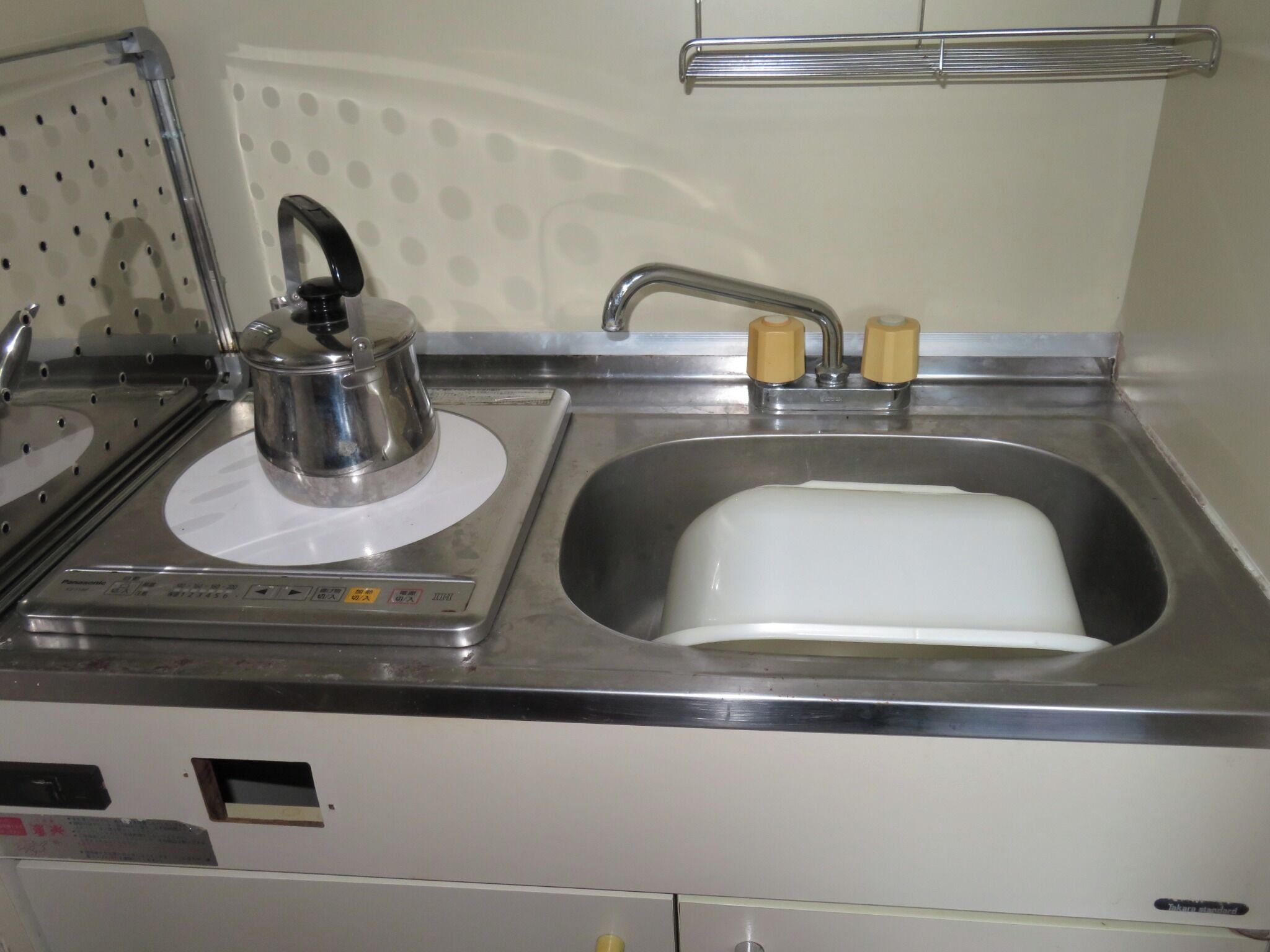 Køleskab, mikrobølgeovn, kogeplade, køkkentøj/tallerkener/redskaber