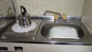 Køleskab, mikrobølgeovn, kogeplade, køkkentøj/tallerkener/redskaber