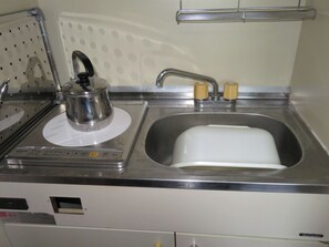 Geladeira, micro-ondas, cooktop, talheres/pratos/utensílios de cozinha