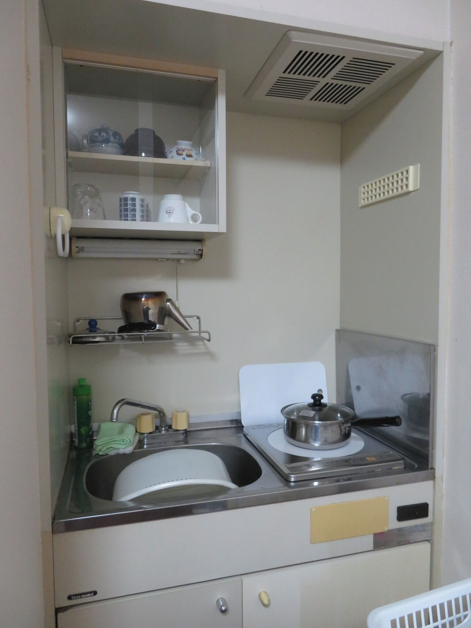 Refrigerador, microondas, parrilla de estufa y utensilios de cocina 