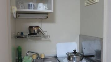 Refrigerador, microondas, parrilla de estufa y utensilios de cocina