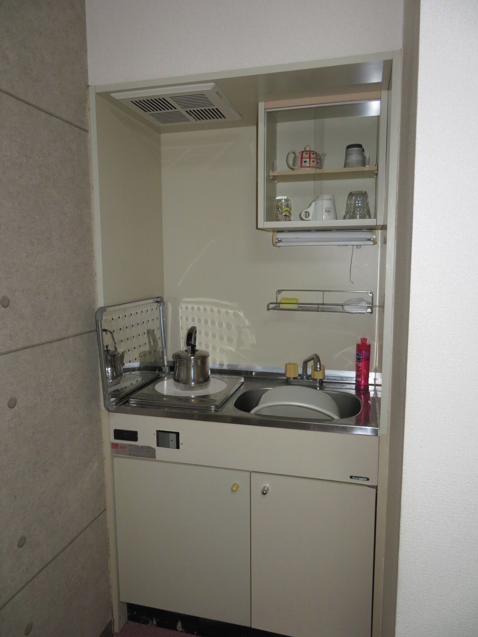 Fridge, microwave, stovetop, cookware/dishes/utensils