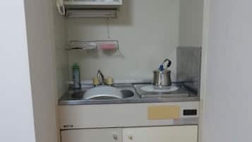 Jääkaappi, mikroaaltouuni, liesi, keittoastiat/astiat/ruokailuvälineet