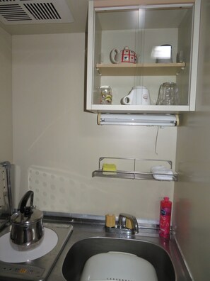 Fridge, microwave, stovetop, cookware/dishes/utensils - Belaire Ogata a budget guesthouse in Sanuki City  / Sanuki City Kagawa (Sanuki City)