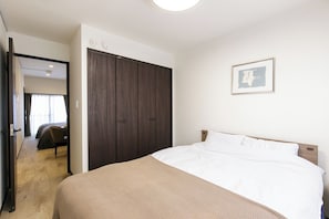 Escritorio, wifi gratis y ropa de cama 