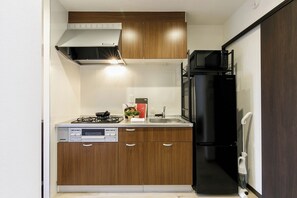 Fridge, microwave, stovetop, cookware/dishes/utensils