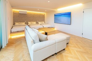 Een bureau, gratis wifi, beddengoed