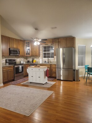 Fridge, microwave, oven, stovetop - Mountain view retreat, 3 bedroom overlooking the Foothills. (Maryville)