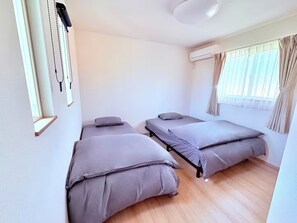 Escritorio, wifi gratis y ropa de cama 