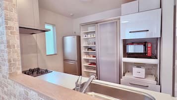 Fridge, microwave, stovetop, cookware/dishes/utensils