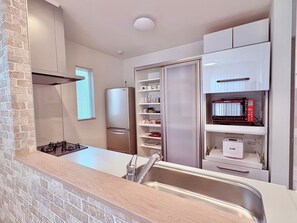 Fridge, microwave, stovetop, cookware/dishes/utensils - Nonsmoking Newly built private rental  10min / Utsunomiya City Tochigi (Utsunomiya City)