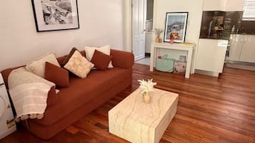 Smart TV, books, stereo