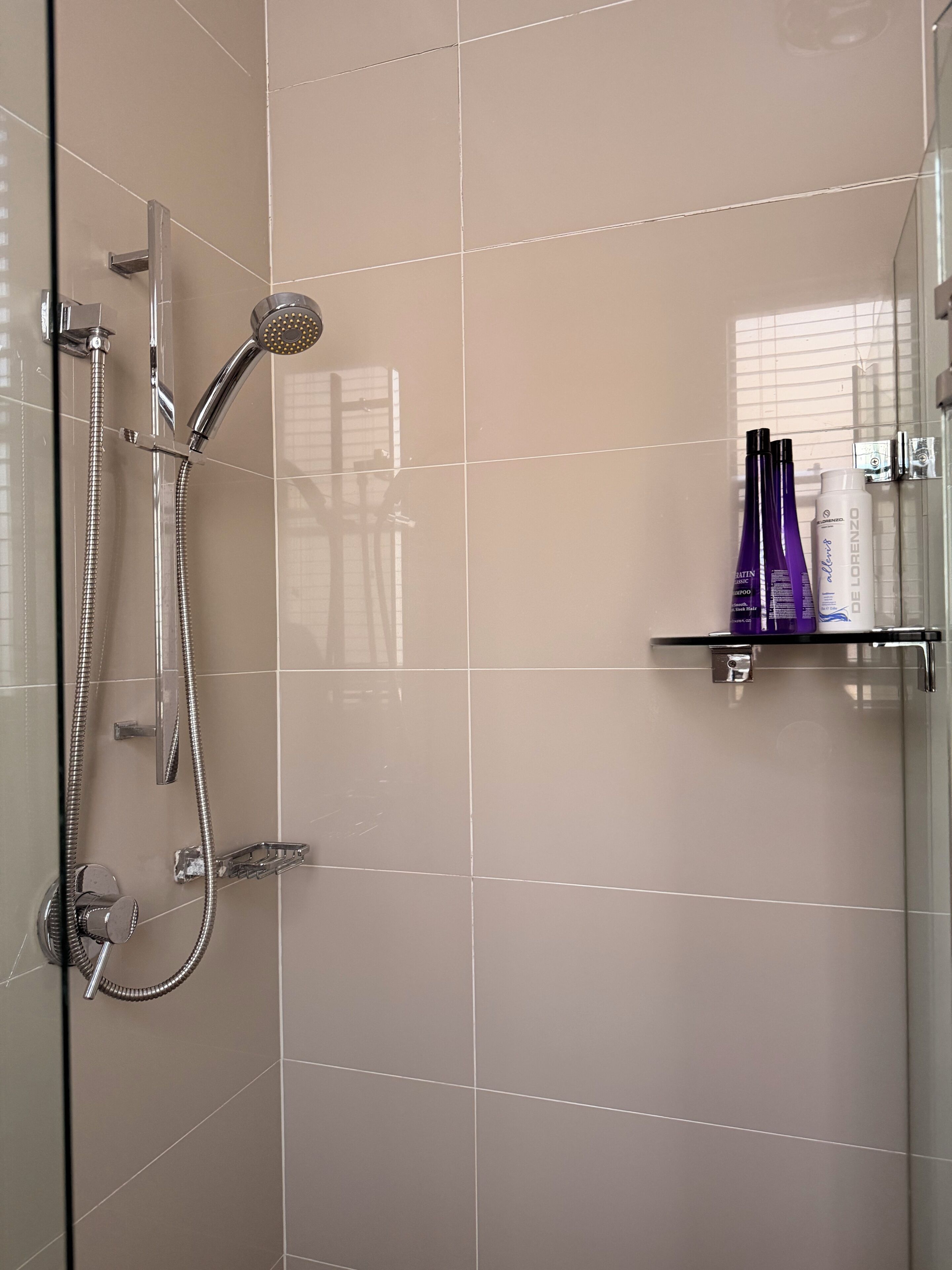 Douche, séchoir à cheveux, serviettes fournies, savon