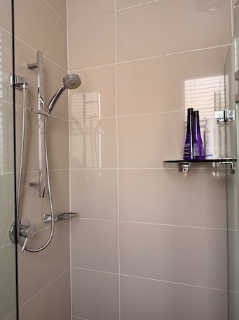 Shower, hair dryer, towels, soap. Styled Bondi one-bed | 15 min walk to beach, cafés 2 mins & Westfield nearby.