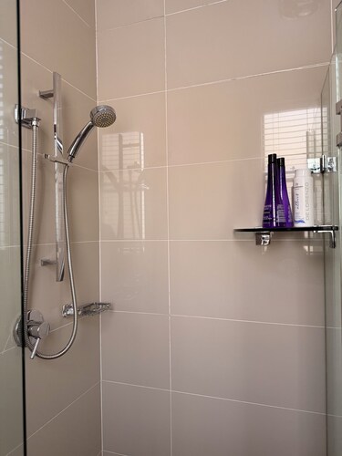Styled Bondi one-bed | 15 min walk to beach, cafés 2 mins & Westfield nearby.