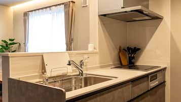 Fridge, microwave, stovetop, cookware/dishes/utensils