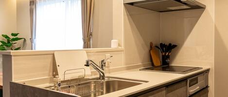 Fridge, microwave, stovetop, cookware/dishes/utensils