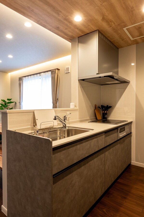 Fridge, microwave, stovetop, cookware/dishes/utensils - FLEX CELLA NORTH17 B Maximum 10 3LDK / Higashi Ward, Sapporo Hokkaidō (Higashi Ward, Sapporo)