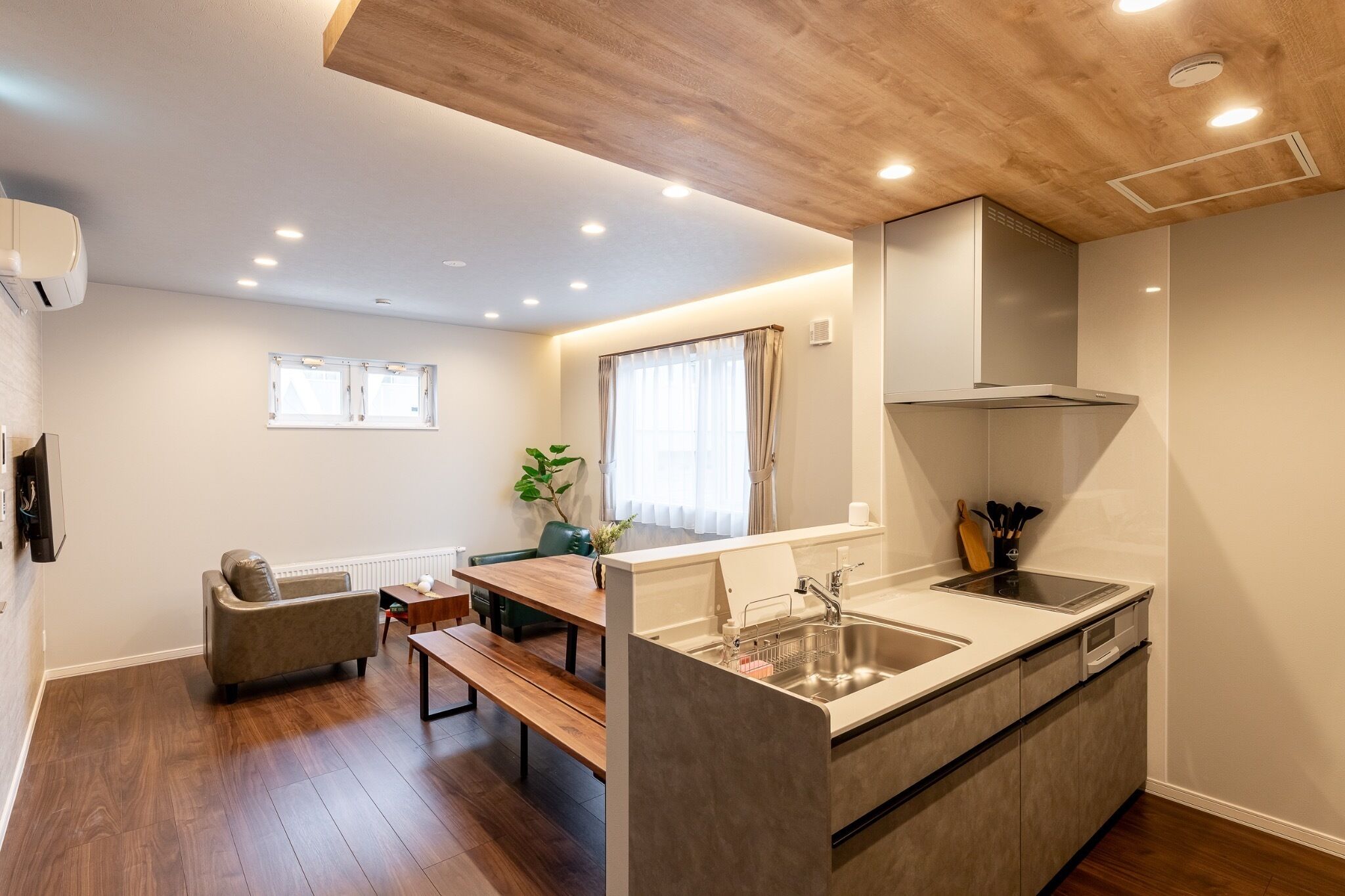 冷蔵庫、電子レンジ、コンロ、調理器具と食器