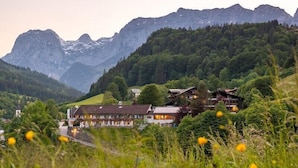 A traditional chalet-style hotel nestled in a mountainous area with a view of the surrounding peaks. - Gams - apartment - balcony with mountain view, fireplace - 65sqm, non-smoking (Ramsau bei Berchtesgaden)