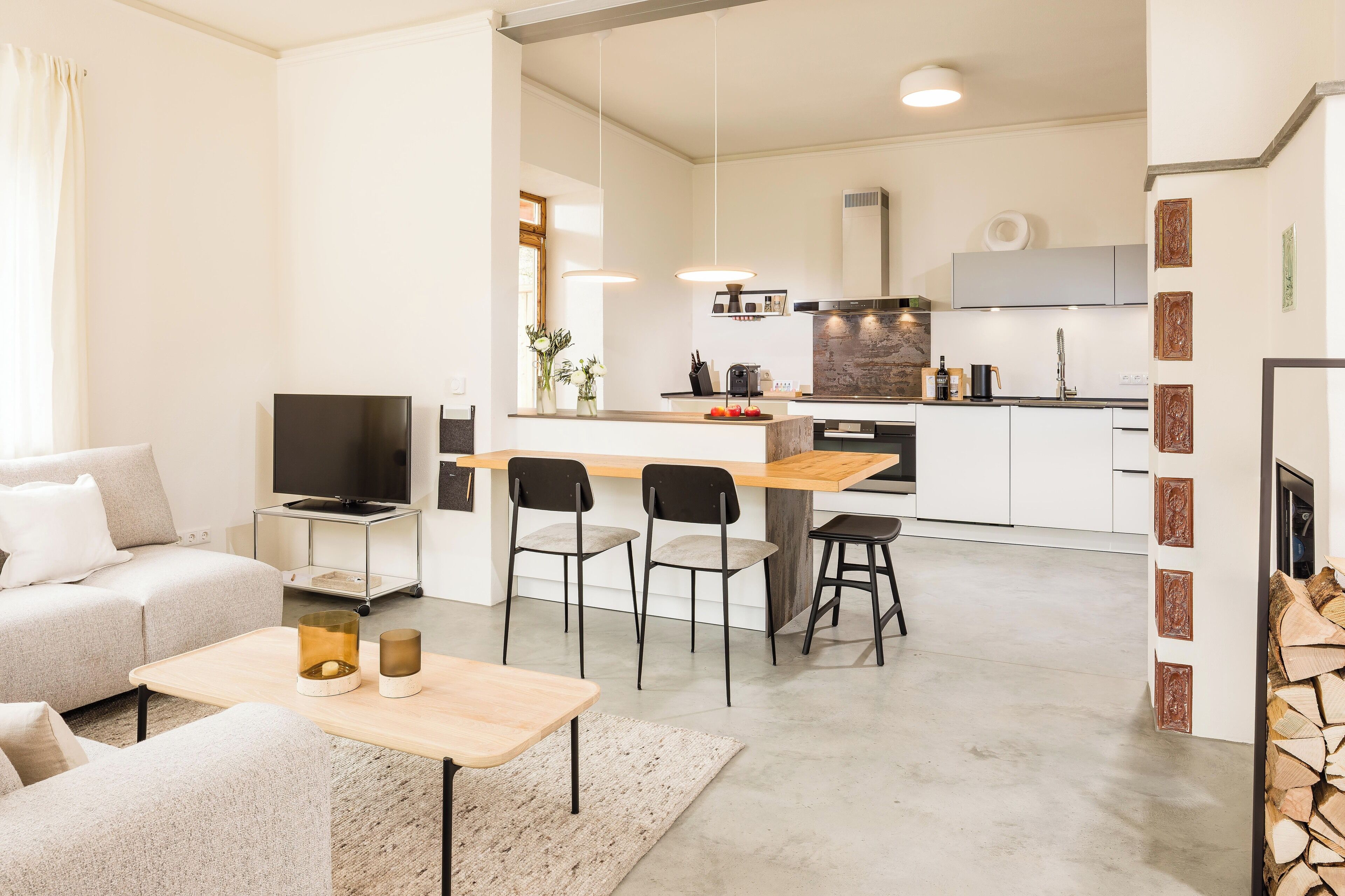 Eine moderne Wohnung mit Wohnzimmer, Küche und Essbereich.
