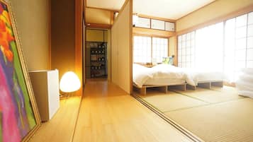 Escritorio, tabla de planchar con plancha, wifi gratis y ropa de cama