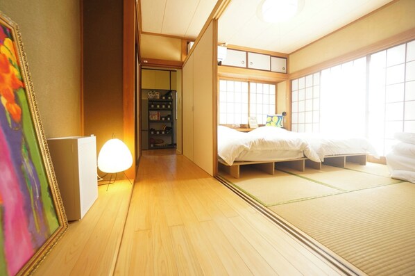 Escritorio, tabla de planchar con plancha, wifi gratis y ropa de cama