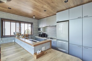 Fridge, microwave, stovetop, cookware/dishes/utensils - 1minute walk to the sea | Sauna BBQ | Isshiki Bea / Miura County Kanagawa (Miura County)