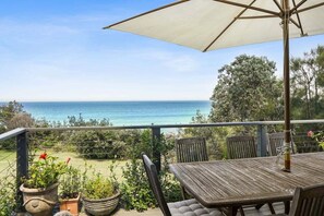 Outdoor dining - Rockys Beach House ~ Tranquility of beachside living (Manyana)