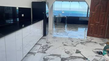 Mikrowelle, Ofen, Herdplatte, Kochgeschirr/Geschirr/Besteck