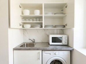 Refrigerador, horno, placa de cocina, tetera/pava eléctrica