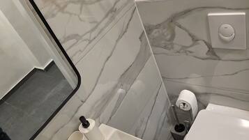 Classic-Apartment | Badezimmer | Dusche, kostenlose Toilettenartikel, Haartrockner, Handtücher