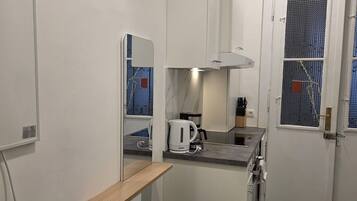 Classic Apartment | Private kitchen | Fridge, oven, stovetop, cookware/dishes/utensils