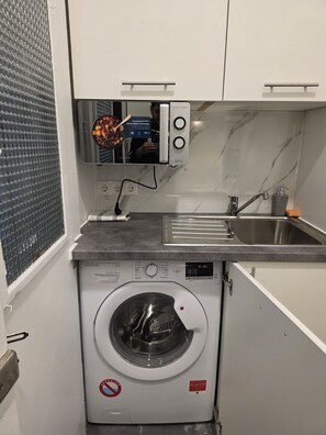 Appartamento Classic | Cucina privata | Frigorifero, forno, piano cottura, pentole/stoviglie/utensili