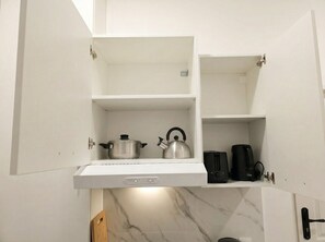 Refrigerador, horno, placa de cocina, tetera/pava eléctrica