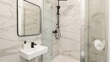 Classic-Apartment | Badezimmer | Dusche, kostenlose Toilettenartikel, Haartrockner, Handtücher
