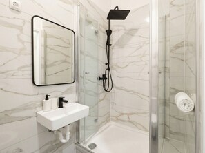 Apartament clàssic | Bany | Dutxa, articles de tocador gratuïts, assecador de cabells i tovalloles 