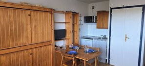 Kühlschrank, Mikrowelle, Herdplatte, Wasserkocher mit Kaffee-/Teezubehör