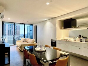 TV - The Elm - 2 bedrooms, FREE Parking, Pool & Gym (Southbank)