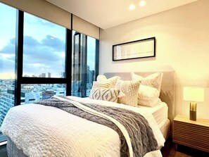 Iron/ironing board, Internet, bed sheets - The Elm - 2 bedrooms, FREE Parking, Pool & Gym (Southbank)
