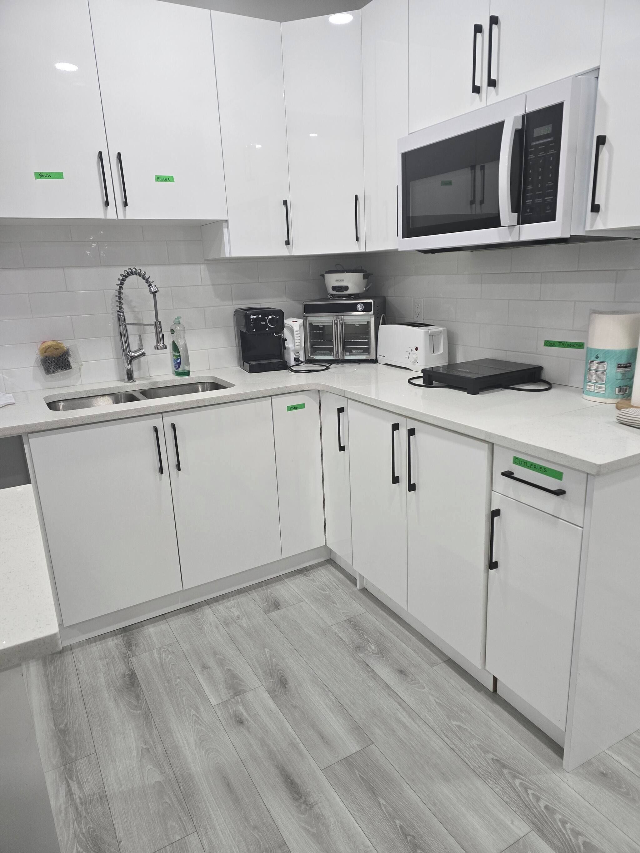 Fridge, microwave, stovetop, coffee/tea maker