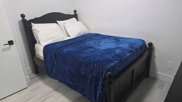 2 bedrooms, iron/ironing board, internet, bed sheets