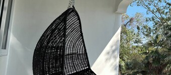 Modern Home 10minsToBeach, Private Cliff, AC WiFi