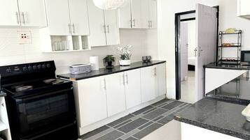 Een koelkast, een microgolfoven, een oven, een kookplaat