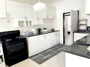 Een koelkast, een microgolfoven, een oven, een kookplaat