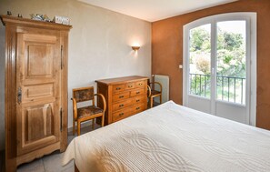 Travel cot, free WiFi - Nice home in Taulignan (Taulignan)