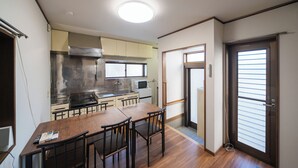 Una cocina compacta con comedor, microondas y estufa.