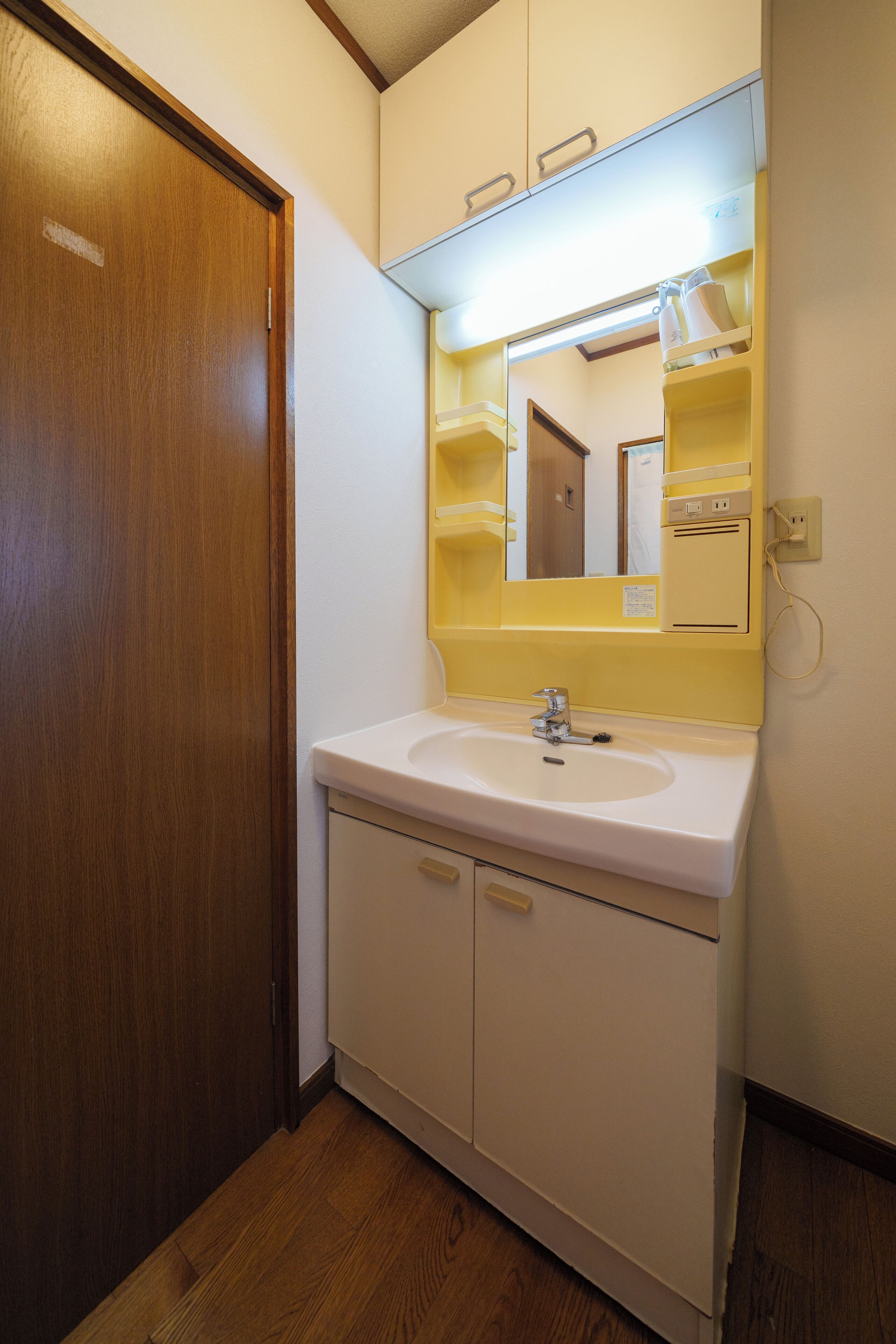 Casa | Baño | Secadora de cabello, toallas, shampoo, papel de baño 